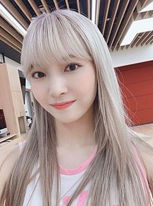 NiziU(ニジュー)のマユカのかわいい画像集！スタイルが良くて足が長い！