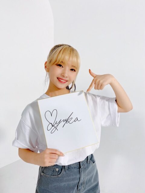 NiziU(ニジュー)のマユカのかわいい画像集！スタイルが良くて足が長い！