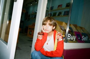 BTS(防弾少年団)V(テテ/ヴィ)のダイナマイト衣装に注目！帽子やサングラスはどこの？