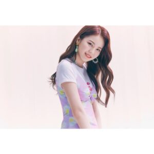 niziu(ニジュー)のアヤカのスタイルが良い！太ももや足の画像