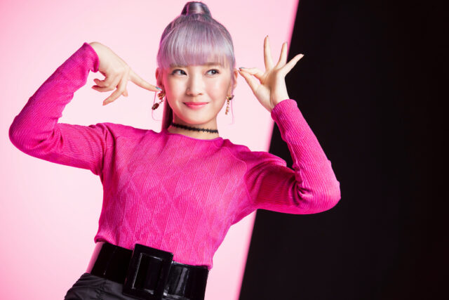 NiziU(ニジュー)のマユカのかわいい画像集！スタイルが良くて足が長い！