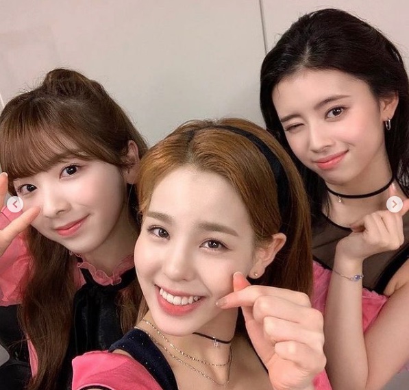 niziu(ニジュー)マコの髪伸びるの早いのはエクステ？かつら？