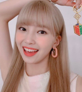 NiziU(ニジュー)のマユカのかわいい画像集！スタイルが良くて足が長い！