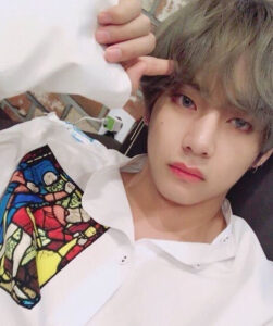 BTS v(テテ/キムテヒョン)のすっぴんは別人？三白眼やメイクについても。