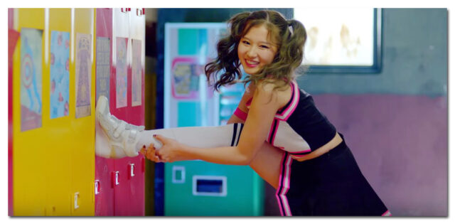 TWICE(トゥワイス)のサナの可愛い画像集!スタイルが良くて足が長い!