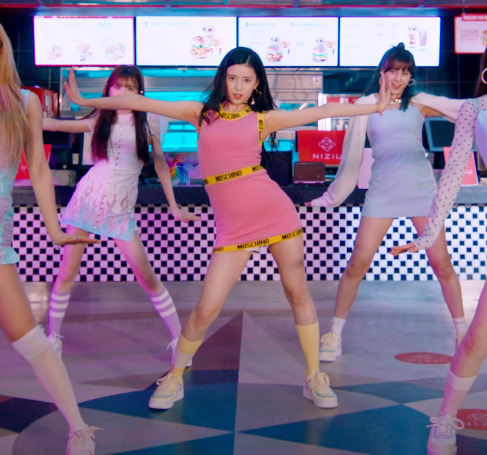 niziu(ニジュー)リマのバーバリー衣装を見てみた!衣装問題で炎上したのは本当?