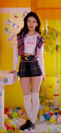 niziu(ニジュー)リマのバーバリー衣装を見てみた!衣装問題で炎上したのは本当?