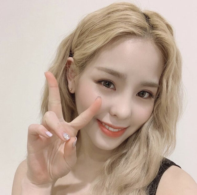 Niziu(ニジュー)のマコ(山口真子)のかわいい画像集!スタイルが良くて足が長い!