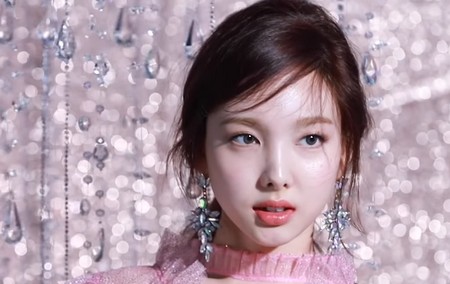 TWICE(トゥワイス)のナヨンのかわいい画像集!スタイルが良くて足が長い!