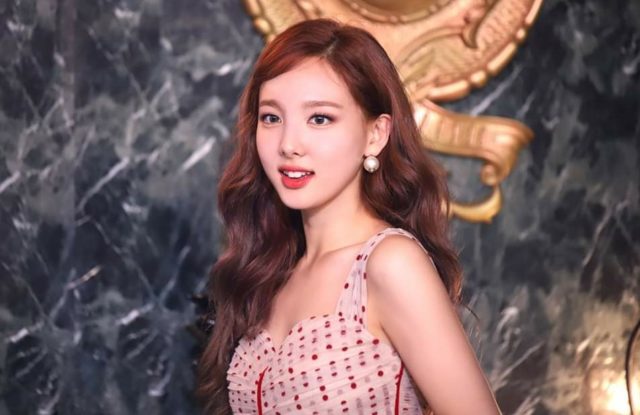 TWICE(トゥワイス)のナヨンのかわいい画像集!スタイルが良くて足が長い!