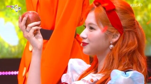 TWICE(トゥワイス)のサナの可愛い画像集!スタイルが良くて足が長い!