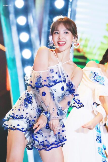 TWICE(トゥワイス)のナヨンのかわいい画像集!スタイルが良くて足が長い!