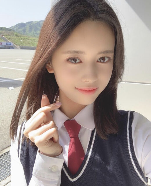 Niziu(ニジュー)のリマ(横井里茉)のかわいい画像集！スタイルが良くて足