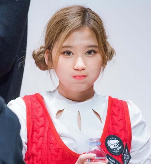 TWICE(トゥワイス)のサナの可愛い画像集!スタイルが良くて足が長い!