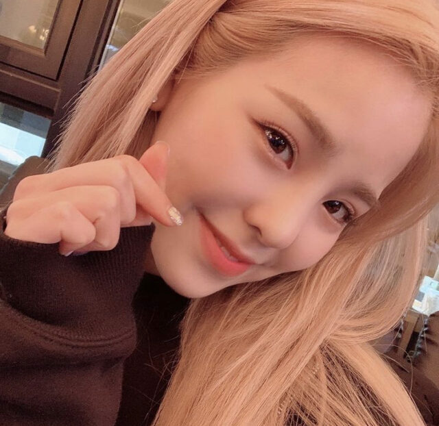 Niziu(ニジュー)のマコ(山口真子)のかわいい画像集!スタイルが良くて足が長い!