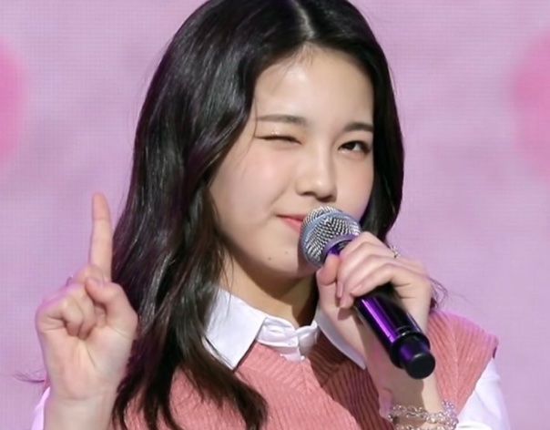 Niziu(ニジュー)のアヤカ(新井彩花)の性格や人柄は?優しい?冷たい?