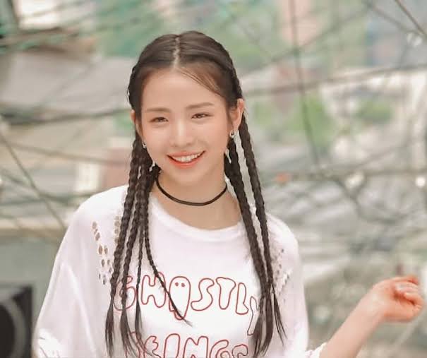 NiziU(ニジュー)マヤのポニーテールが可愛い!前髪や編み込みありの髪型もご紹介!