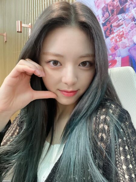 ITZY(イッジ)のメンバーの人気順とメンバーカラー・見分け方について！