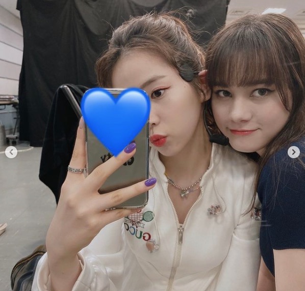 後列左から2人目のマユカのヘアバンドを見てください。(エコウォッシュドデニムヘアバンド)この頃はダークな髪色で大人しめな印象のマユカに、デニムのヘアバンドが可愛くマッチしています。