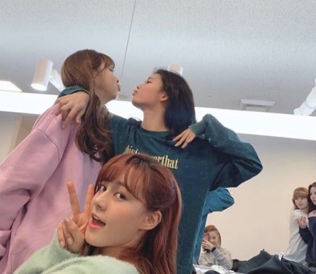 NiziU(ニジュー)ニナの私服に注目！さりげない指輪やピアスがおしゃれポイント！