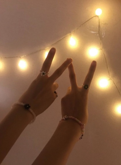 NiziU(ニジュー)ニナの私服に注目！さりげない指輪やピアスがおしゃれポイント！