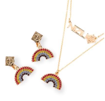 NiziU(ニジュー)マヤのファッションショー！帽子やピアスの小物使いがポイント！