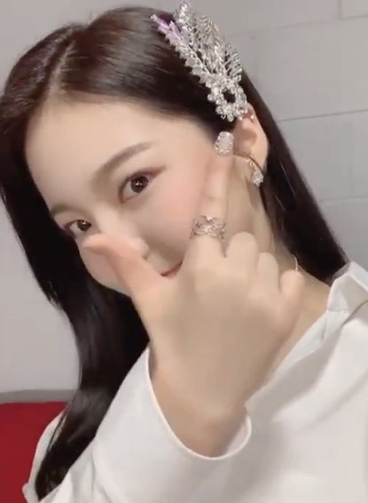 NiziU(ニジュー)マヤのファッションショー！帽子やピアスの小物使いがポイント！