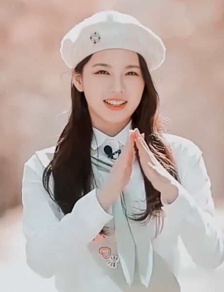 Niziu(ニジュー)のアヤカ(新井彩花)の両親の画像・職業と年収・年齢は？