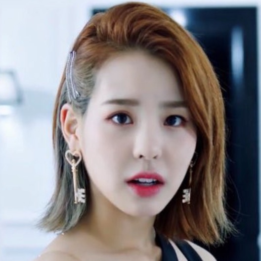 NiziU(ニジュー)マヤのファッションショー！帽子やピアスの小物使いがポイント！