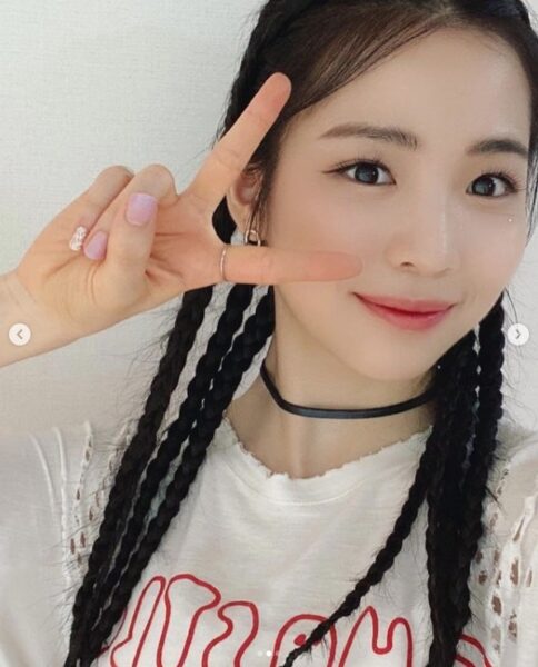 NiziU(ニジュー)マヤのファッションショー！帽子やピアスの小物使いがポイント！