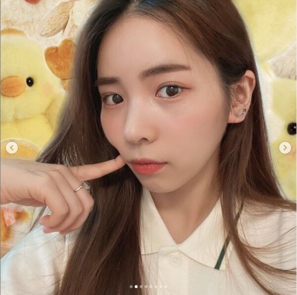 NiziU(ニジュー)マヤのファッションショー！帽子やピアスの小物使いがポイント！