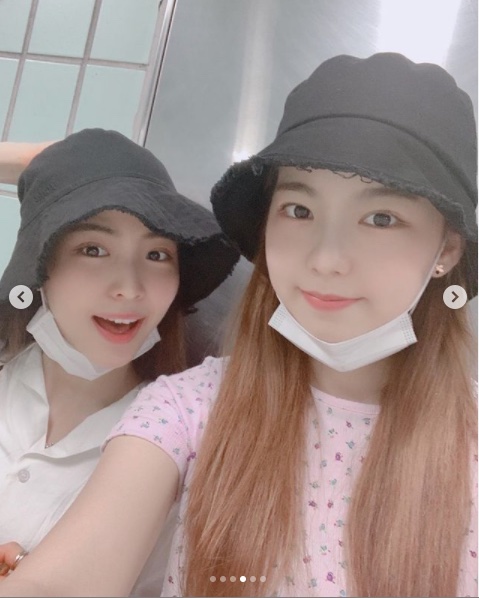 NiziU(ニジュー)マヤのファッションショー！帽子やピアスの小物使いがポイント！