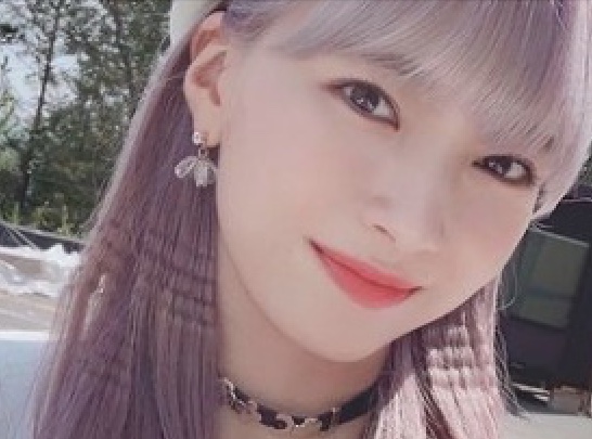 NiziU(ニジュー)マヤのファッションショー！帽子やピアスの小物使いがポイント！