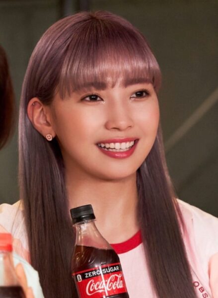 NiziU(ニジュー)マヤのファッションショー！帽子やピアスの小物使いがポイント！