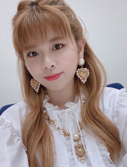 NiziU(ニジュー)マヤのファッションショー！帽子やピアスの小物使いがポイント！