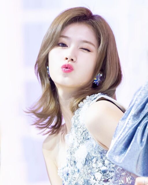 TWICE(トゥワイス)のサナの高校・中学校時代の画像や卒アルはある?学歴をチェック!