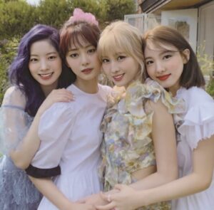 TWICE(トゥワイス)のモモの仲良しメンバーは？仲間はずれで浮いてる説が？