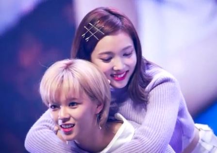 TWICE(トゥワイス)のナヨンの仲良しメンバーは?仲間はずれで浮いてる説が?