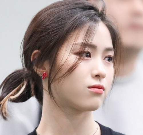 ITZY(イッジ)リュジンの私服と髪型に注目！青髪ボブが似合う！