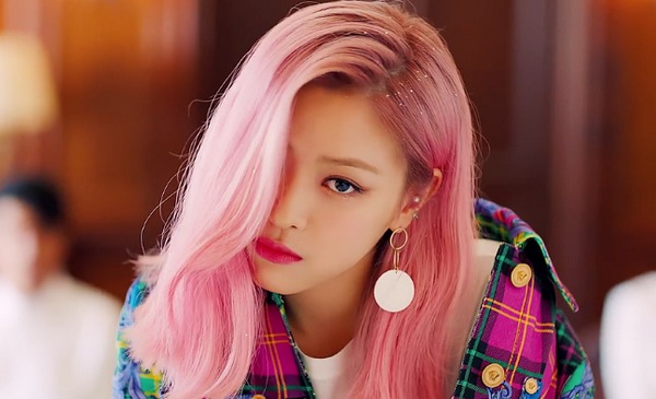 ITZY(イッジ)リュジンの私服と髪型に注目！青髪ボブが似合う！