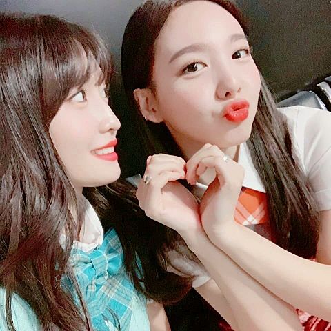 TWICE(トゥワイス)のナヨンの仲良しメンバーは?仲間はずれで浮いてる説が?