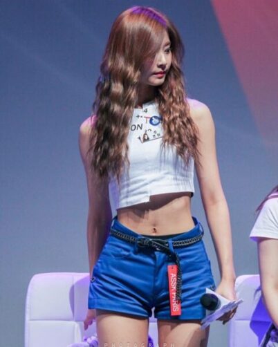 ITZY(イッジ)ユナの腹筋がすごい！ウエストは何㎝？身長が伸びたとの噂も検証！