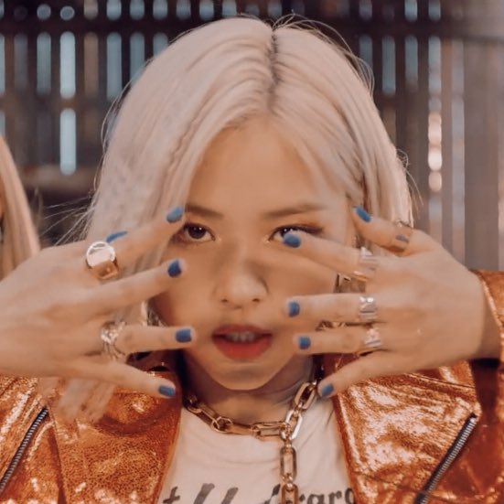 ITZY(イッジ)リュジンの私服と髪型に注目！青髪ボブが似合う！