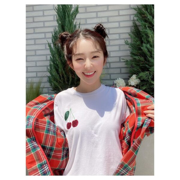 RedVelvet(レッドベルベット)アイリーン公式インスタの全身画像がかっこいい！私服は？