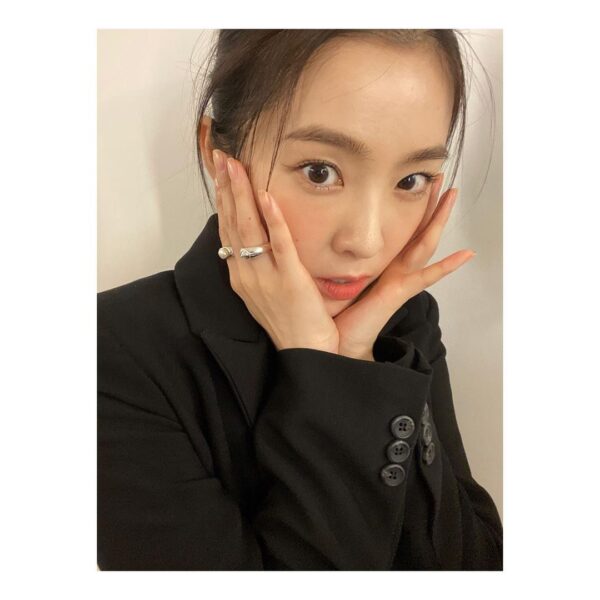 RedVelvet(レッドベルベット)アイリーン公式インスタの全身画像がかっこいい！私服は？