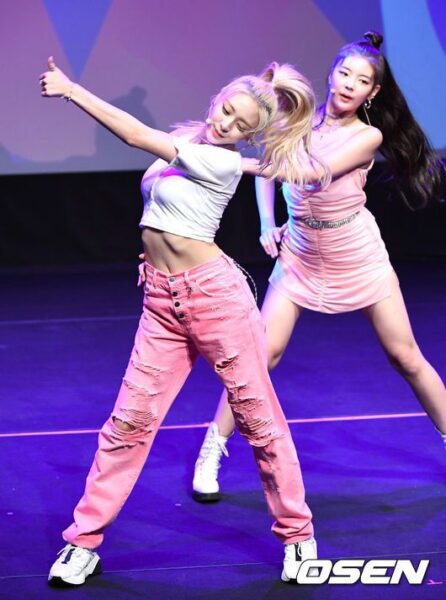 ITZY(イッジ)ユナの腹筋がすごい！ウエストは何㎝？身長が伸びたとの噂も検証！