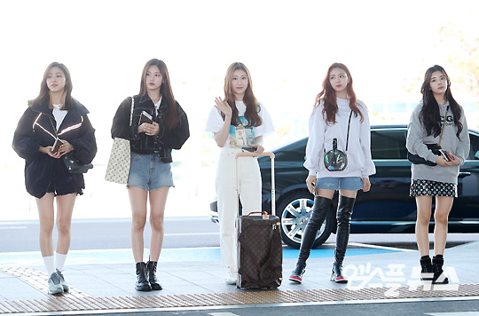 ITZY(イッジ)リア着用の私服やピアスに注目！メイク方法や愛用コスメは？