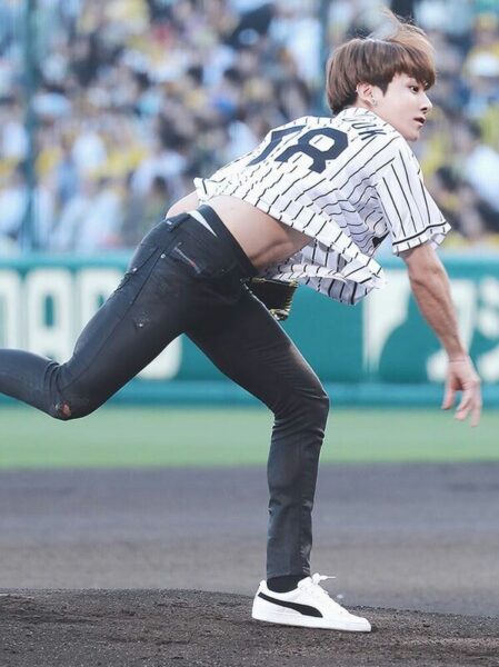 BTS(防弾少年団)のジョングクの筋肉情報！最近の腹筋が凄い！グクから学ぶ筋トレ！