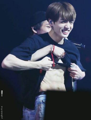 BTS(防弾少年団)のジョングクの筋肉情報！最近の腹筋が凄い！グクから学ぶ筋トレ！