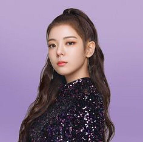 ITZY(イッジ)リア着用の私服やピアスに注目！メイク方法や愛用コスメは？